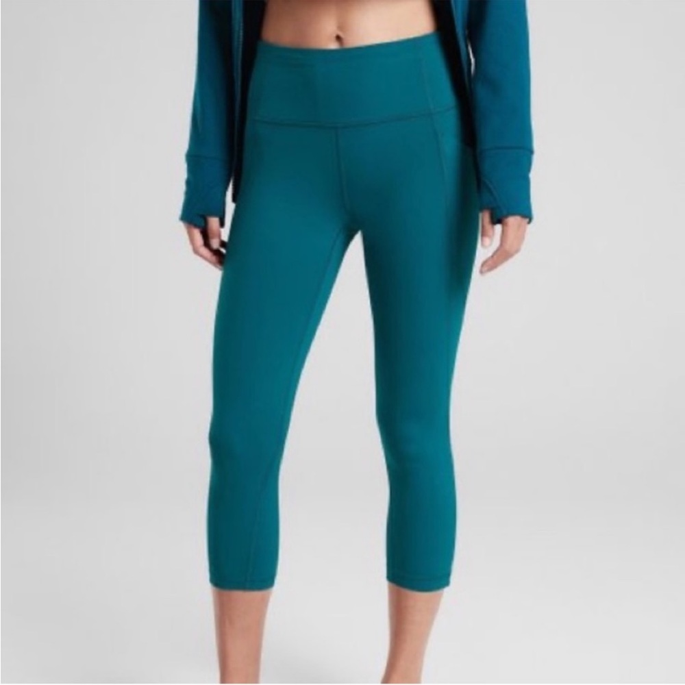 Athleta SALUTATION STASH CAPRI